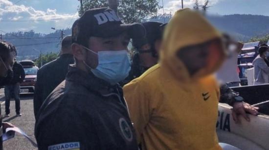 Imagen de la captura del mayor de Policía, Walter C., el 4 de enero de 2023. Ahora se encuentra en prisión preventiva por el delito de violación en Ambato.