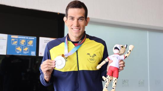 Esteban Enderica, con su medalla de plata en los Juegos Suramericanos de Asunción 2022.