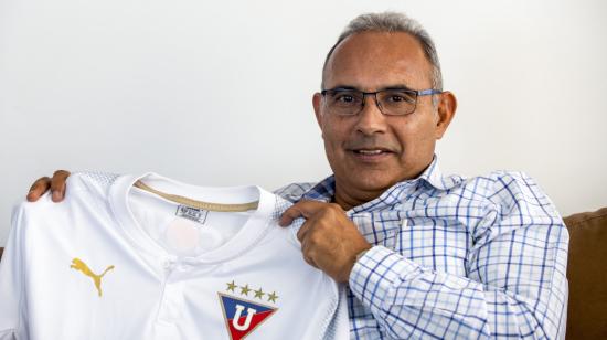 Danilo Samaniego sostiene una camiseta de Liga después de una entrevista con PRIMICIAS.