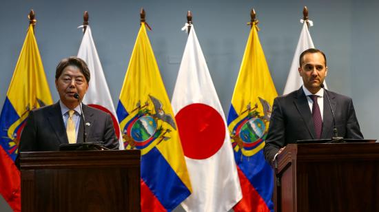 El ministro japonés de Asuntos Exteriores de Japón, Yoshimasa Hyashi, y el canciller ecuatoriano, Juan Carlos Holguín, en una rueda de prensa en Quito, el 6 de enero de 2023.