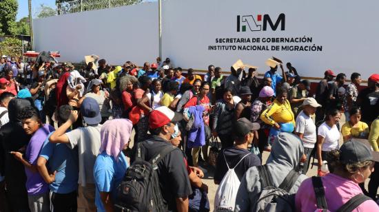 Migrantes hacen fila frente al Instituto Nacional de Migración (INM), el 6 de enero de 2023. 