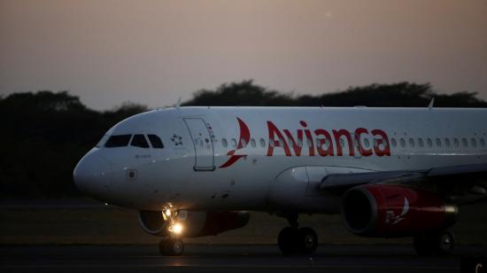 Imagen referencial de un avión de la compañía Avianca, a punto de salir del aeropuerto, el 3 de febrero de 2022. 