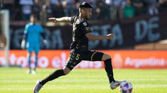 El argentino Carlos Villalba vistiendo la camiseta de Platense.