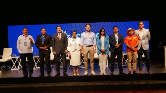 Nueve de los candidatos a la Prefectura del Guayas, previo al debate del CNE, en Guayaquil, el 8 de enero de 2023. 