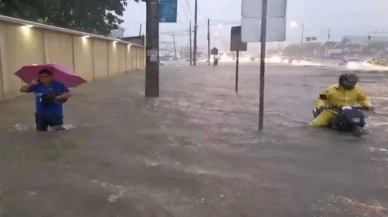 La avenida Juan Tanca Marengo fue una de las arterias afectadas por la tormenta eléctrica en Guayaquil, el 28 de febrero.