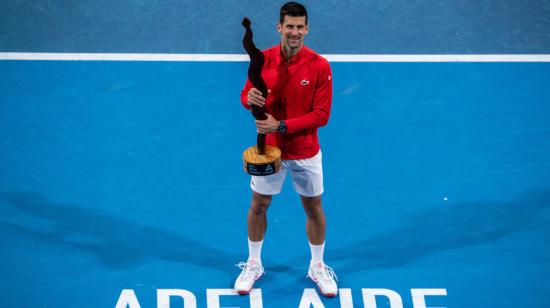 El tenista serbio Novak Djokovic celebra su título de campeón en el ATP Adelaida, el 8 de enero de 2023.
