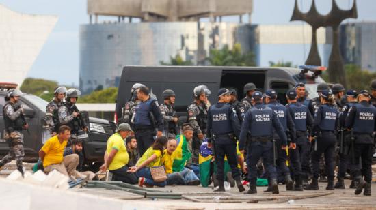 Momento en que fuerzas de seguridad detienen a simpatizantes del expresidente Jair Bolsonaro, en el Palacio Presidencial de Brasil, el 8 de enero de 2023. 