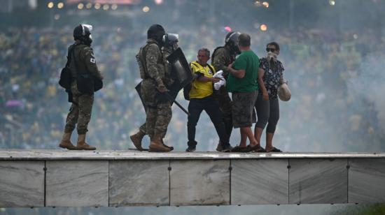 Policías enfrentan a seguidores del expresidente brasileño Jair Bolsonaro que invadieron el Palacio de Planalto, sede del Ejecutivo, y la Corte Suprema, el 8 de enero de 2023, en un intento de golpe de Estado.