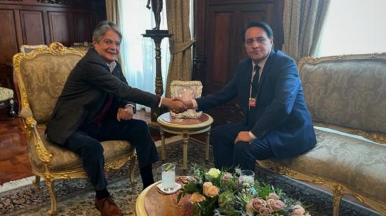 Imagen de archivo de la reunión del asambleísta Fernando Villavicencio con el presidente Guillermo Lasso, en el palacio de Carondelet, el 13 de julio de 2021.