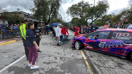 Un vehículo se accidentó en la avenida Solano, en Cuenca, el 8 de enero de 2023. 