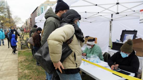 Trabajadores de un  laboratorio realizan pruebas gratis de Covid-19 en Washington, el 27 de diciembre de 2022.