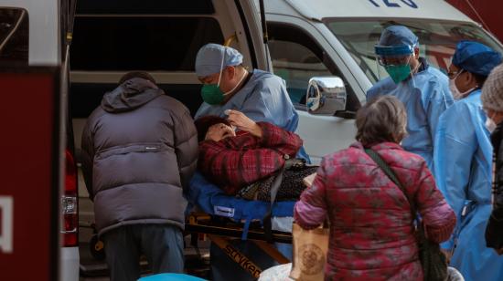 Una mujer con Covid-19 es trasladada a un hospital de Shanghái, el 6 de enero de 2023.