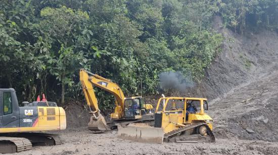 Trabajos en el sector de Piedra Fina (entre Napo y Sucumbíos) para habilitar el paso en la vía E-45 entre Quito y Lago Agrio. Foto del 11 de diciembre de 2022.