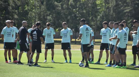 Los jugadores de la selección argentina Sub 20 entrenan en Buenos Aires el 9 de enero de 2023.