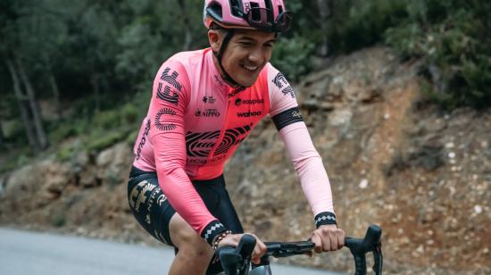 Richard Carapaz entrena con el uniforme del EF Education-EasyPost, en enero de 2023.