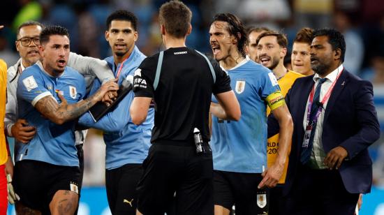 José María Giménez y Edinson Cavani de Uruguay protestan con el árbitro Daniel Siebert después del partido Uruguay vs. Ghana, por el Mundial de Qatar 2022.