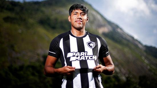 El defensor ecuatoriano Luis Segovia posa con la camiseta de Botafogo el 11 de enero de 2023.