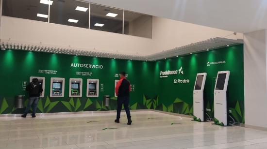 Imagen referencial de una agencia bancaria en un centro comercial del norte de Quito el 9 de enero de 2023.