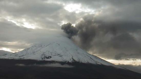 Imagen del volcán Cotopaxi con emisión de vapor, gases y ceniza, el 12 de enero de 2023.