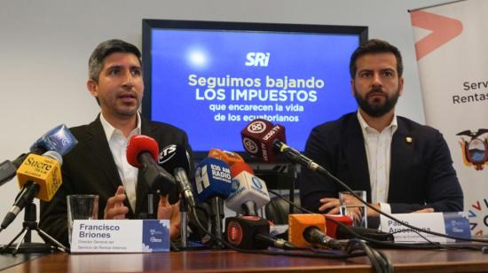 Francisco Briones, director del SRI y el ministro de Finanzas, Pablo Arosemena, durante la rueda de prensa para anunciar reducción de impuestos el 11 de enero de 2023.