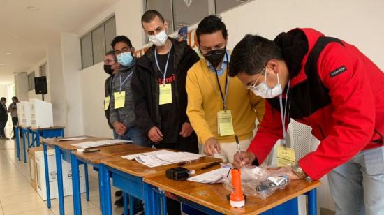 Personal de la Delegación Electoral del Azuay en el simulacro de las elecciones, el 8 de enero de 2023. 