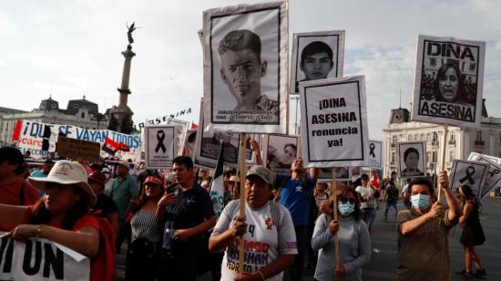 Decenas de personas participan en una nueva marcha contra el Gobierno de Dina Boluarte, en Lima, Perú, el 12 de enero de 2023.