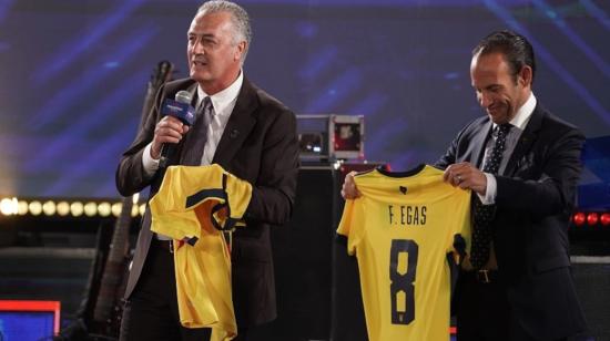 Gustavo Alfaro y Francisco Egas en la presentación de la camiseta de Ecuador para el Mundial de Qatar, el 25 de agosto de 2022. 