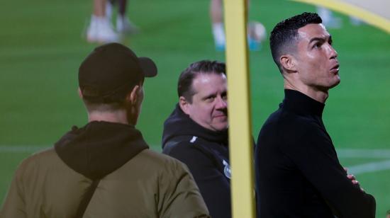 El futbolista portugués Cristiano Ronaldo asiste al entrenamiento del Real Madrid, de preparación para la final de la Supercopa ante el Barcelona, en Riad. 