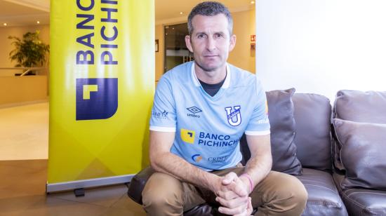 Igor Oca luce la camiseta de Universidad Católica, el martes 9 de enero de 2023, en la presentación de nuevos refuerzos del equipo 'camaratta'. 