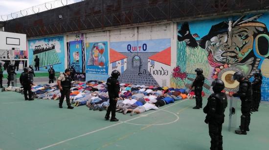 Momentos en que la Policía toma el control de la cárcel de El Inca, en Quito, tras el motín, el 13 de enero de 2023. 