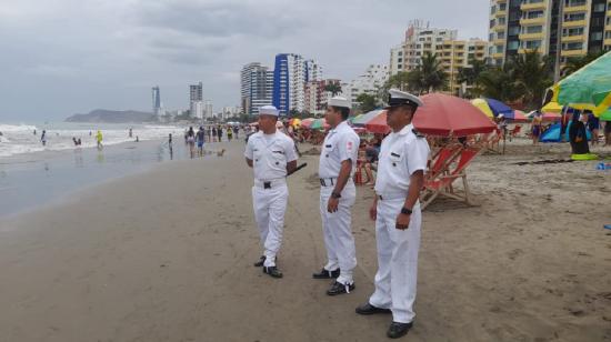 Miembros de la Armada en tareas de control en una playa de Esmeraldas, el 2 de enero de 2023. 