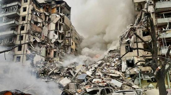 Imagen de condominios residenciales destruidos, en la región ucraniana de Dnipró, el 14 de enero de 2023. 