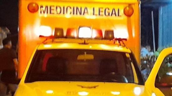 La ambulancia de Medicina Legal durante el levantamiento del cuerpo de José David Rubio. 