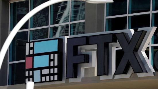 El logo de la plataforma FTX en un estadio de la NBA en Miami, el 12 de enero de 2023. 