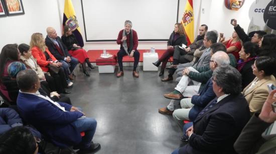 Reunión del presidente Guillermo Lasso con migrantes ecuatorianos en Madrid, España, el 15 de enero de 2023.