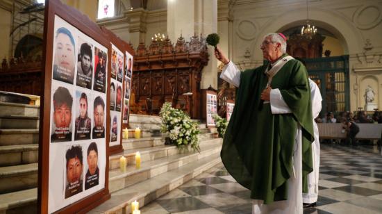 El arzobispo de Lima, monseñor Carlos Castillo, celebra una misa por los fallecidos en las protestas en Perú, el 15 de enero de 2023.