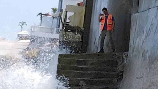 Técnicos de la Secretaría de Gestión de Riesgos inspeccionan los daños provocados por el oleaje en Salinas, Santa Elena, el 12 de enero de 2023.