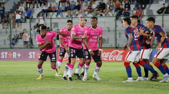 Los jugadores de Independiente del Valle frente a los de San Lorenzo durante el amistoso internacional en la Serie del Río de la Plata, el domingo 15 de enero de 2023.