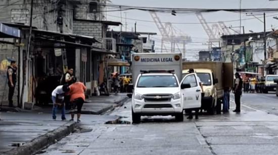 Equipos de Medicina Legal levantan indicios en la cooperativa Derecho de los Pobres, en el Guasmo sur de Guayaquil, uno de los distritos más violentos de Guayaquil.