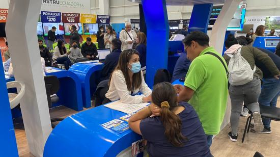 Afiliados piden información sobre créditos hipotecarios en la Feria de Vivienda del Biess, realizada el 14 de septiembre de 2022, en Quito.