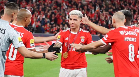 Enzo Fernández es saludado por sus compañeros tras recibir la medalla de honor al ganar el Mundial de Qatar con Argentina, antes del partido entre el SL Benfica y el Sporting, el 15 de enero de 2023.