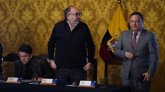 El ministro de Gobierno, Francisco Jiménez (izq.), junto a Iván Correa, secretario de la Administración, y Juan Zapata, Ministro del Interior. Quito, 16 de enero de 2022. 