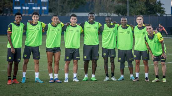 Los jugadores de Barcelona posan luego del primer entrenamiento del equipo en Estados Unidos, el 16 de enero de 2023.