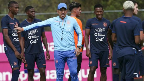 Jimmy Bran dirige un entrenamiento de Ecuador Sub 20 en la Casa de la Selección, el 9 de enero de 2023. 