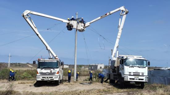 Imagen referencial de trabajos de CNEL, una de las empresas públicas que presentó ganancias en 2022. Santa Elena, julio de 2022.