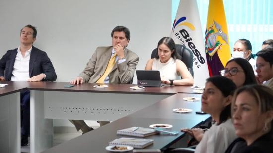 Carlos Julio Arosemena, gerente del Biess (c.), en una reunión con constructores, en Guayaquil, en 2022.