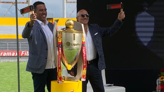 César Farías y Danny Walker en la presentación del plantel de Aucas 2023, en una rueda de prensa el 17 de enero.