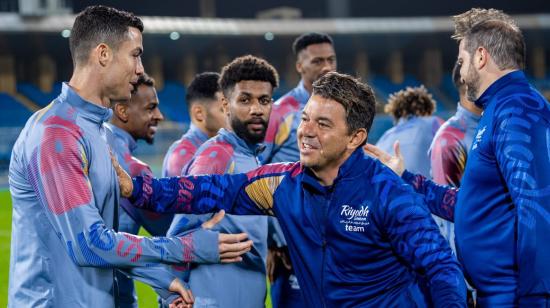 Cristiano Ronaldo saluda con el entrenador argentino Marcelo Gallardo, el 17 de enero, en Riad.