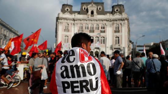 Un ciudadano participa en una nueva marcha contra el Gobierno de Dina Boluarte, en Lima (Perú), el 12 de enero de 2023.