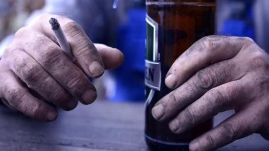 Imagen referencial sobre el consumo de cerveza y cigarrillos, cuya reducción de impuestos en Ecuador cuestiona la OPS.